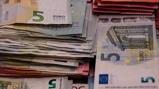 hromádky peněz