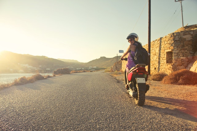 Usmievajúca sa žena na motorke