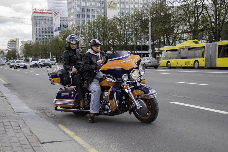 Muž a žena sedia na motorke